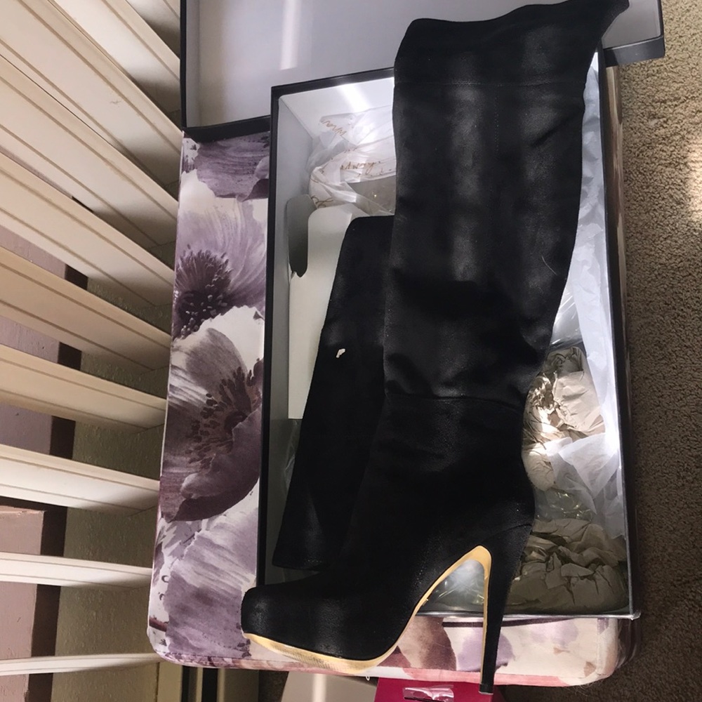 Rihanna’s Tall Boots by BEBE - Picture 4 of 6